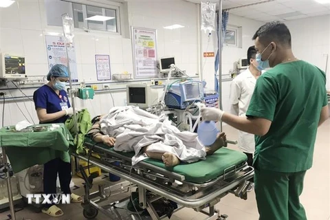 Các bác sỹ Bệnh viện Đa khoa 115 Nghệ An cấp cứu nạn nhân vụ tai nạn. (Ảnh: Tá Chuyên/TTXVN)