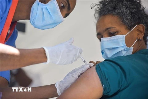 Nhân viên y tế tiêm vaccine phòng COVID-19 cho người dân tại Addis Ababa, Ethiopia, ngày 13/3/2021. (Ảnh: THX/TTXVN)