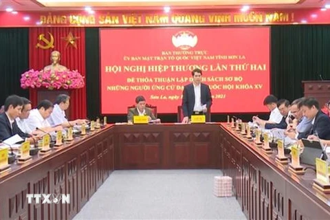 Ông Vi Đức Thọ, Chủ tịch Ủy ban Mặt trận Tổ quốc Việt Nam tỉnh Sơn La, phát biểu tại Hội nghị. (Ảnh: TTXVN phát)