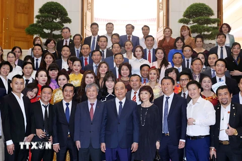 Thủ tướng Nguyễn Xuân Phúc với các đại biểu Hội Phát triển hợp tác kinh tế Việt Nam-ASEAN (VASEAN). (Ảnh: Thống Nhất/TTXVN)