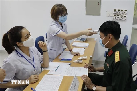 Các đối tượng ưu tiên làm thủ tục tiêm vaccine phòng COVID-19 tại quận Hai Bà Trưng, Hà Nội. (Ảnh: Trần Việt/TTXVN)