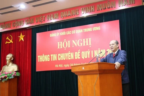 Ông Nguyễn Đức Hà, nguyên Vụ trưởng Vụ Cơ sở đảng, Ban Tổ chức Trung ương báo cáo chuyên đề tài Hội nghị. (Nguồn: Đảng ủy Khối các cơ quan Trung ương)