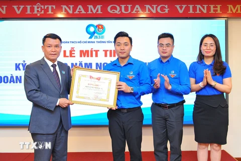 Tổng Giám đốc TTXVN Nguyễn Đức Lợi trao bằng khen cho Đoàn thanh niên TTXVN. (Ảnh: Minh Đức/TTXVN)