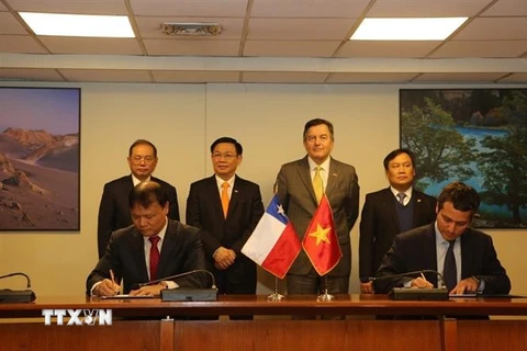 Phó Thủ tướng Vương Đình Huệ và Bộ trưởng Ngoại giao Chile Roberto Ampuero Espinoza chứng kiến Lễ ký kết biên bản Phiên họp lần thứ III Hội đồng Thương mại Tự do Việt Nam-Chile, trong chuyến thăm chính thức Chile năm 2018. (Ảnh: Hoài Nam/TTXVN)