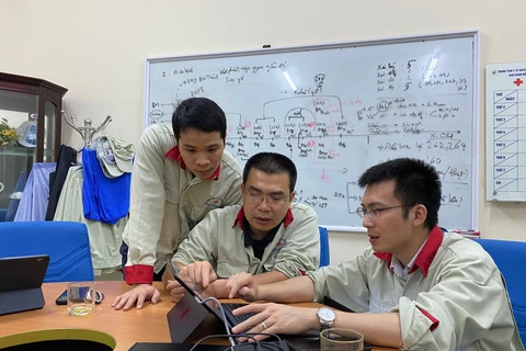 Bác sỹ Trần Anh Tú (bên phải) và đồng nghiệp trong những ngày cao điểm chống dịch COVID-19. (Nguồn: Bộ Y tế)