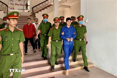 Dẫn giải bị cáo Lê Quang Huy Phương tại phiên tòa xét xử sơ thẩm. (Ảnh: Mai Trang/TTXVN)