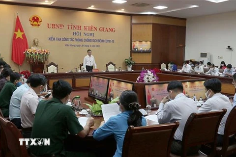 UBND tỉnh Kiên Giang họp khẩn triển khai công tác truy vết, truy tìm những người nhập trái phép vào địa bàn thành phố Phú Quốc. (Ảnh: Lê Sen/TTXVN)