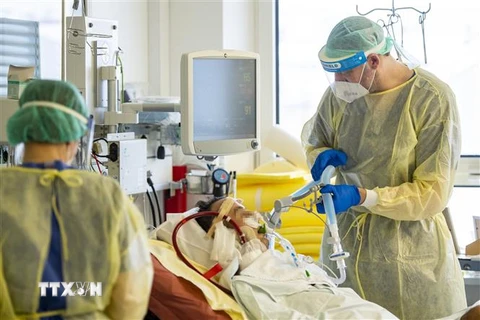 Nhân viên y tế điều trị cho bệnh nhân COVID-19 tại bệnh viện Klinikum Rechts der Isar ở Munich, Đức, ngày 25/1/2021. (Ảnh: AFP/TTXVN)