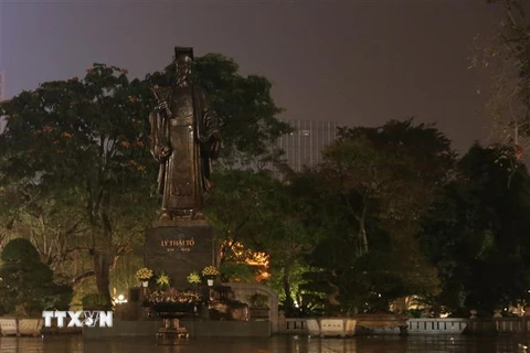 Các thiết bị chiếu sáng tại khu vực Tượng đài Lý Thái Tổ, quận Hoàn Kiếm, Hà Nội được tắt bớt. (Ảnh: Hoàng Hiếu/TTXVN)