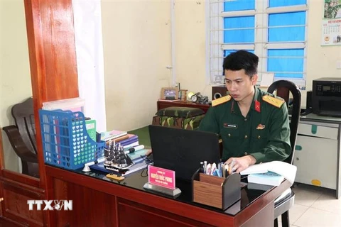 Thượng úy Nguyễn Khắc Phong nghiên cứu khoa học. (Ảnh: Mạnh Minh/TTXVN)