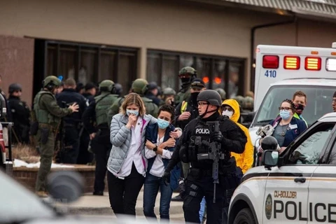 Cảnh sát sơ tán người dân khỏi hiện trường vụ xả súng ở siêu thị thành phố Boulder, bang Colorado, Mỹ ngày 22/3/2021. (Ảnh: Getty Images/TTXVN)