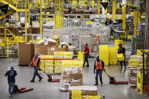 Nhân viên của Amazon vận chuyển hàng hóa. (Nguồn: Bloomberg)