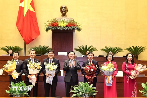 Chủ tịch Quốc hội Vương Đình Huệ tặng hoa chúc mừng Phó Chủ tịch nước Võ Thị Ánh Xuân và các ủy viên Ủy ban Thường vụ Quốc hội. (Ảnh: Trọng Đức/TTXVN)