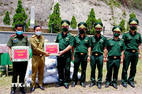Tặng quà cho lực lượng vũ trang Lào ở vùng giáp biên. (Ảnh: Tường Vi/TTXVN)