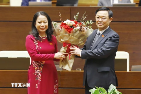  Chủ tịch Quốc hội Vương Đình Huệ tặng hoa chúc mừng Phó Chủ tịch nước Võ Thị Ánh Xuân. (Ảnh: Doãn Tấn/TTXVN)