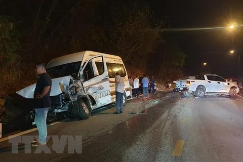 Hiện trường vụ tai nạn giao thông liên hoàn trên đèo Bảo Lộc (đoạn qua huyện Đạ Huoai, Lâm Đồng) khiến nhiều ôtô bị hư hỏng. (Ảnh: TTXVN phát)