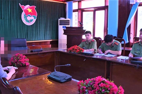 Phòng An ninh chính trị nội bộ, Công an tỉnh Đắk Lắk làm việc với chị D. (Nguồn: Báo Nhân Dân)