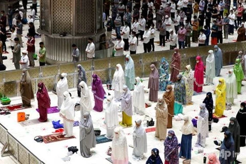 Người Hồi giáo ở Indonesia tham dự một buổi cầu nguyện. (Nguồn: AP)