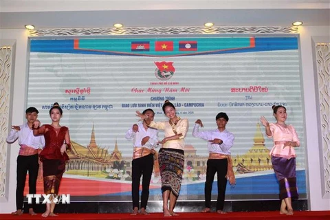 Tiết mục múa Tây Kiêu Sảo của sinh viên Lào nhân dịp Tết cổ truyền Bunpimay. (Ảnh: Thanh Vũ/TTXVN)