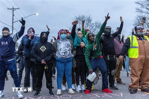 Người biểu tình tập trung tại Brooklyn Center ở thành phố Minneapolis, Mỹ ngày 11/4 phản đối việc cảnh sát nước này bắn chết một người đàn ông da màu. (Ảnh: AFP/TTXVN)