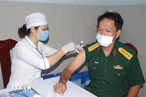Nhân viên y tế Bệnh viện Quân y 121 tiêm vaccine phòng COVID-19 cho lực lượng làm nhiệm vụ tại các cơ sở cách ly tập trung. (Ảnh: Chanh Đa/TTXVN)
