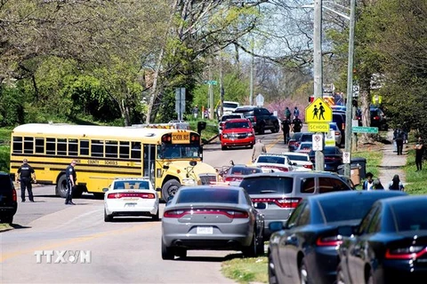 Cảnh sát được triển khai tại hiện trường vụ xả súng ở trường trung học Austin-East Magnet ở Knoxville, bang Tennessee, Mỹ ngày 12/4/2021. (Ảnh: Reuters/TTXVN)