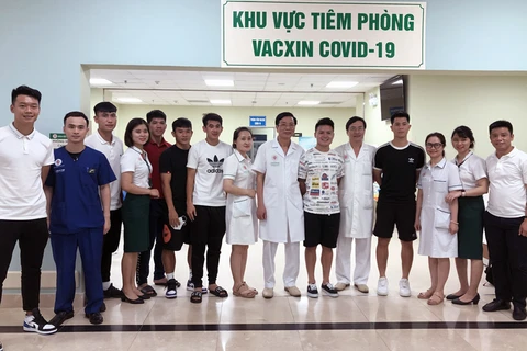 Các cầu thủ chụp ảnh lưu niệm với các bác sỹ Bệnh viện Trung ương Quân đội 108 sau khi hoàn thành tiêm phòng vaccine phòng COVID-19. (Nguồn: VFF)