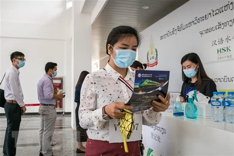 Đeo khẩu trang phòng lây nhiễm COVID-19 tại Vientiane, Lào. (Ảnh: THX/TTXVN)