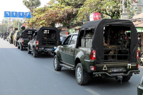 Xe quân sự tuần tra trên đường phố tại Mandalay, Myanmar, ngày 3/2/2021. (Ảnh: AFP/TTXVN)