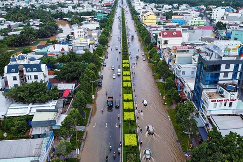 Nước ngập trên đường Nguyễn Văn Cừ, quận Ninh Kiều. (Ảnh: Thanh Liêm/TTXVN)