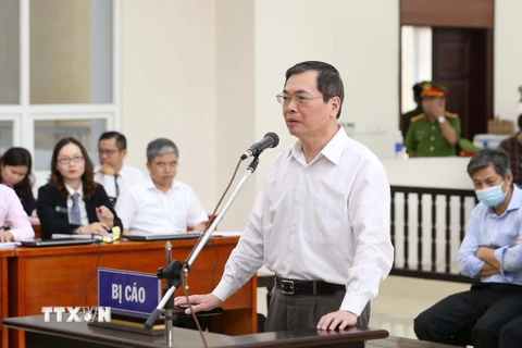 Bị cáo Vũ Huy Hoàng (cựu Bộ trưởng Bộ Công Thương) khai báo trước tòa. (Ảnh: Phạm Kiên/TTXVN)