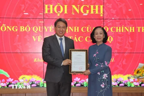 Trưởng ban Tổ chức Trung ương Trương Thị Mai trao quyết định cho ông Nguyễn Hải Ninh. (Nguồn: Báo Khánh Hòa)