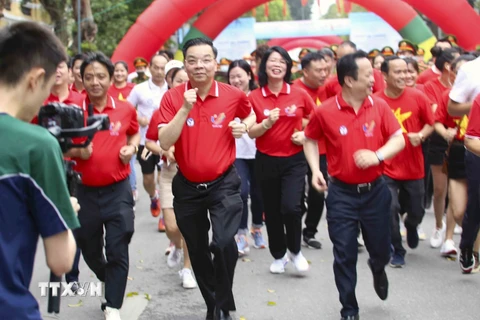 Chủ tịch UBND thành phố Hà Nội Chu Ngọc Anh cùng các đại biểu chạy hưởng ứng. (Ảnh: Tuấn Đức/TTXVN)