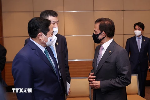 Thủ tướng Phạm Minh Chính chào xã giao Quốc vương Brunei Haji Hassanal Bolkiah, Chủ tịch ASEAN 2021. (Ảnh: Dương Giang/TTXVN)