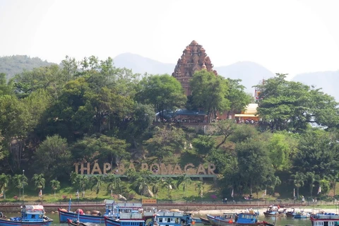 Tháp Bà Ponagar nhìn từ sông Cái, Nha Trang. (Ảnh: Tiên Minh/TTXVN)