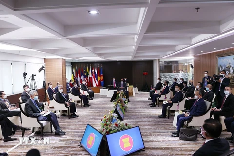 Tham dự hội nghị gồm lãnh đạo 9 nước thành viên ASEAN: Brunei, Campuchia, Lào, Malaysia, Philippines, Singapore, Việt Nam, Thái Lan và lãnh đạo quân đội Myanmar - Thống tướng Min Aung Hlaing. (Ảnh: Dương Giang/TTXVN)