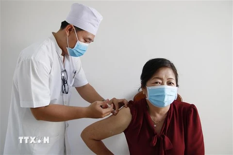 Tiêm vaccine COVID-19 cho các đối tượng ưu tiên. (Ảnh: Kim Há/TTXVN)