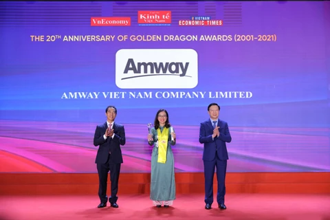 Đại diện Amway Việt Nam nhận Giải thưởng Rồng Vàng và được vinh danh 10 năm liên tục là doanh nghiệp có vốn đầu tư nước ngoài (FDI) kinh doanh thành công tại Việt Nam. 