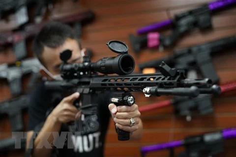 Một cửa hàng bán súng ở Mineola, New York (Mỹ). (Ảnh: AFP/TTXVN)