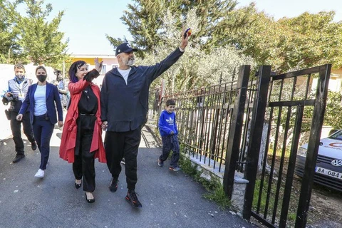 Thủ tướng Albania Edi Rama và vợ vẫy chào người ủng hộ. (Nguồn: AP)