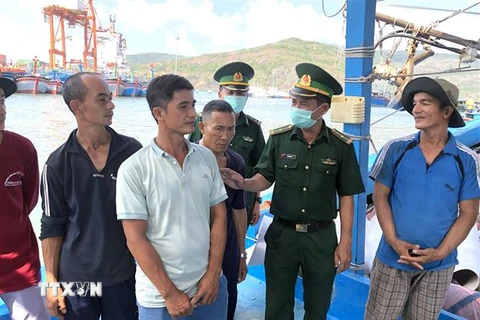 Lực lượng bộ đội biên phòng tỉnh Bình Định lên từng tàu cá tuyên truyền để bảo đảm tất cả cử tri đều có mặt thực hiện quyền bầu cử của mình. (Ảnh: Nguyên Linh/TTXVN)