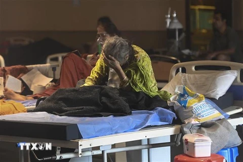 Bệnh nhân COVID-19 được điều trị tại bệnh viện dã chiến ở New Delhi, Ấn Độ, ngày 27/4/2021. (Ảnh: AFP/TTXVN)