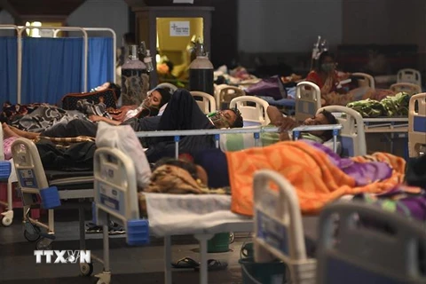 Bệnh nhân COVID-19 được hỗ trợ thở ôxy tại một bệnh viện dã chiến ở New Delhi, Ấn Độ ngày 27/4/2021. (Ảnh: AFP/TTXVN)