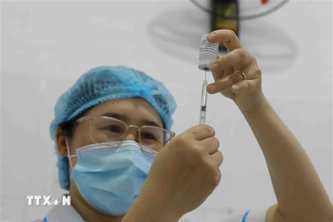 Nhân viên y tế tiêm vaccine phòng COVID-19 cho lực lượng tham gia phòng, chống dịch. (Ảnh: Vũ Sinh/TTXVN)