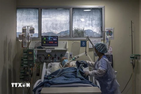 Nhân viên y tế điều trị cho bệnh nhân tại bệnh viện ở Rio de Janeiro, Brazil ngày 5/3/2021. (Ảnh: AFP/TTXVN)