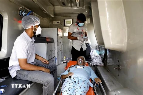 Bệnh nhân COVID-19 được sơ cứu trên xe cứu thương trong khi chờ nhập viện tại Ahmedabad, Ấn Độ ngày 26/4/2021. (Ảnh: THX/TTXVN)