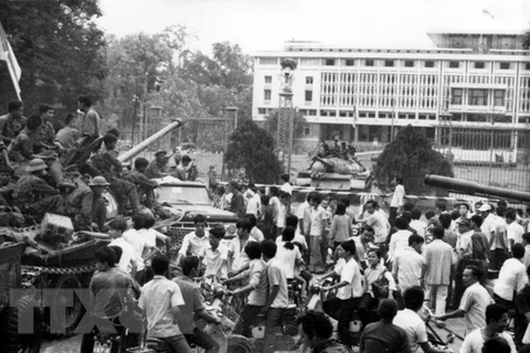 Nhân dân Sài Gòn kéo về dinh Độc Lập chào mừng quân giải phóng. (Ảnh: Quang Thành/TTXVN)