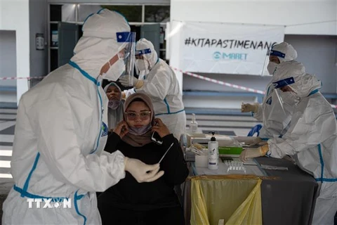 Nhân viên y tế lấy mẫu xét nghiệm COVID-19 tại Kuala Lumpur, Malaysia. (Ảnh: AFP/TTXVN)
