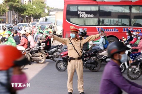 Lực lượng cảnh sát giao thông số 14 Công an thành phố Hà Nội tổ chức phân luồng, điều tiết giao thông tại khu vực Bến xe Nước Ngầm. (Ảnh: Phạm Kiên/TTXVN)