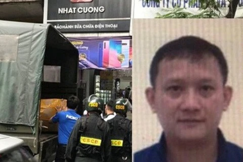 Cảnh sát kiểm tra, khám xét tại cửa hàng điện thoại Nhật Cường mobile ở 33 Lý Quốc Sư, Hà Nội. (Ảnh: Doãn Tấn/TTXVN); Bùi Quang Huy (ảnh nhỏ do Cơ quan Công an cung cấp)